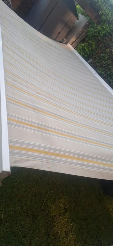 Elektrisch bedienbaar knikarmscherm - 550x300 cm, Gebruikt, 450 cm of meer, Elektrisch, Ophalen of Verzenden