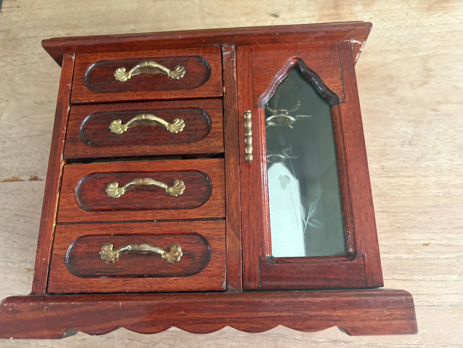 Charmant vintage houten sieradenkastje met messing details, Ophalen of Verzenden, Rechthoekig, Minder dan 50 cm
