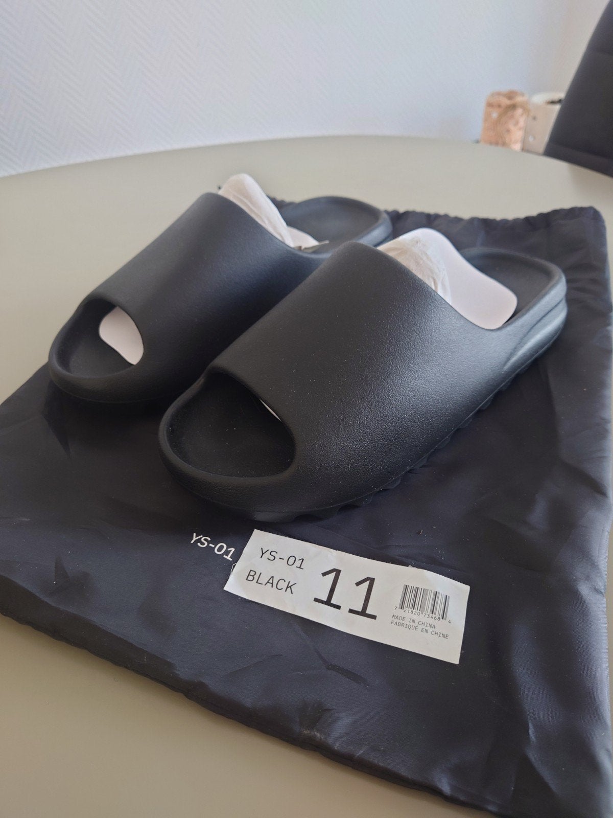 Yeezy slides, Slippers, Zwart, Nieuw, Ophalen of Verzenden