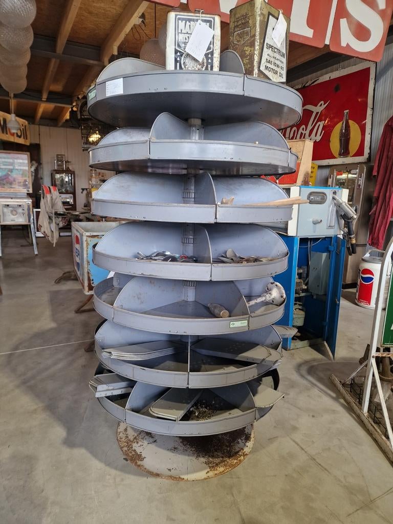 Etagere carrousel uit gereedschap winkel metaal, Ophalen
