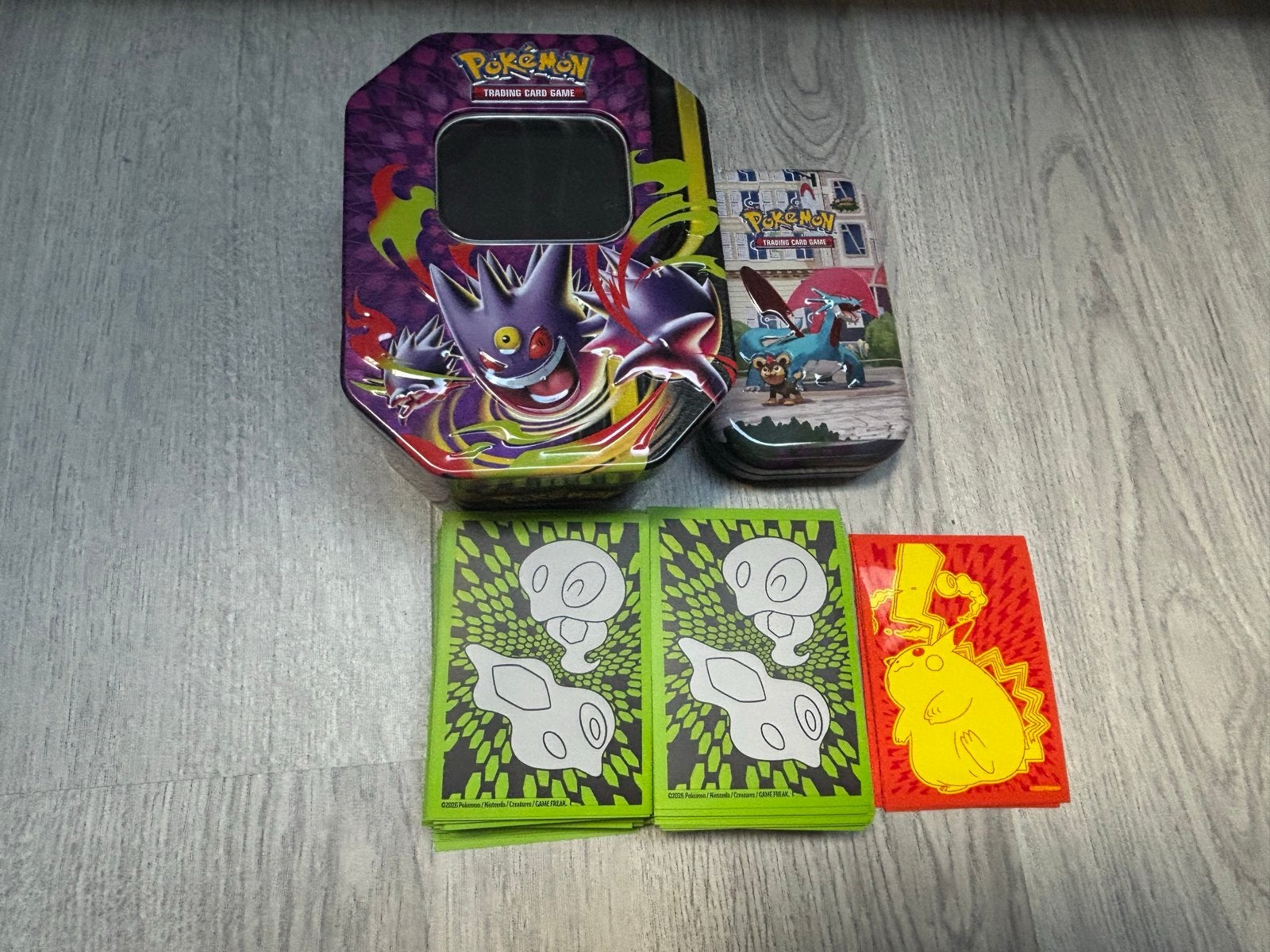 Pokémon TCG Blikken met sleeves en kaarthoesjes, Hobby en Vrije tijd, Ophalen of Verzenden, Gebruikt, Sleeves of Kaarthoesjes