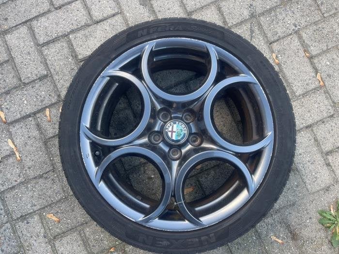Velg + Band van een Alfa Romeo Giulietta, Gebruikt, -, Verzenden, -