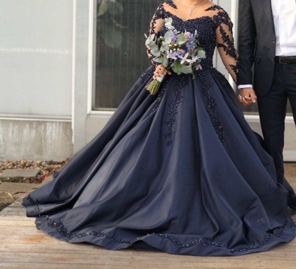 Prachtige Donkerblauwe Trouwjurk met Kant en Sleep, Ophalen, Gedragen, Blauw, Trouwjurk
