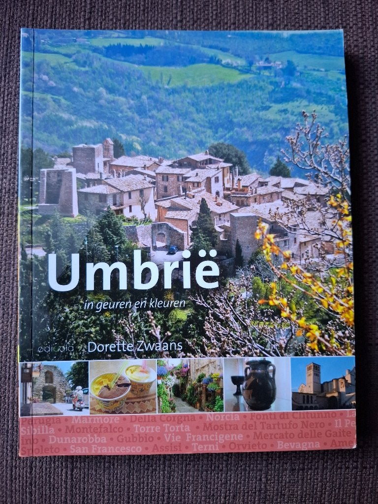 Umbrië in geuren en kleuren - Doretta Zwaans, Europa, Ophalen of Verzenden, Reisgids of -boek, Doretta Zwaans
