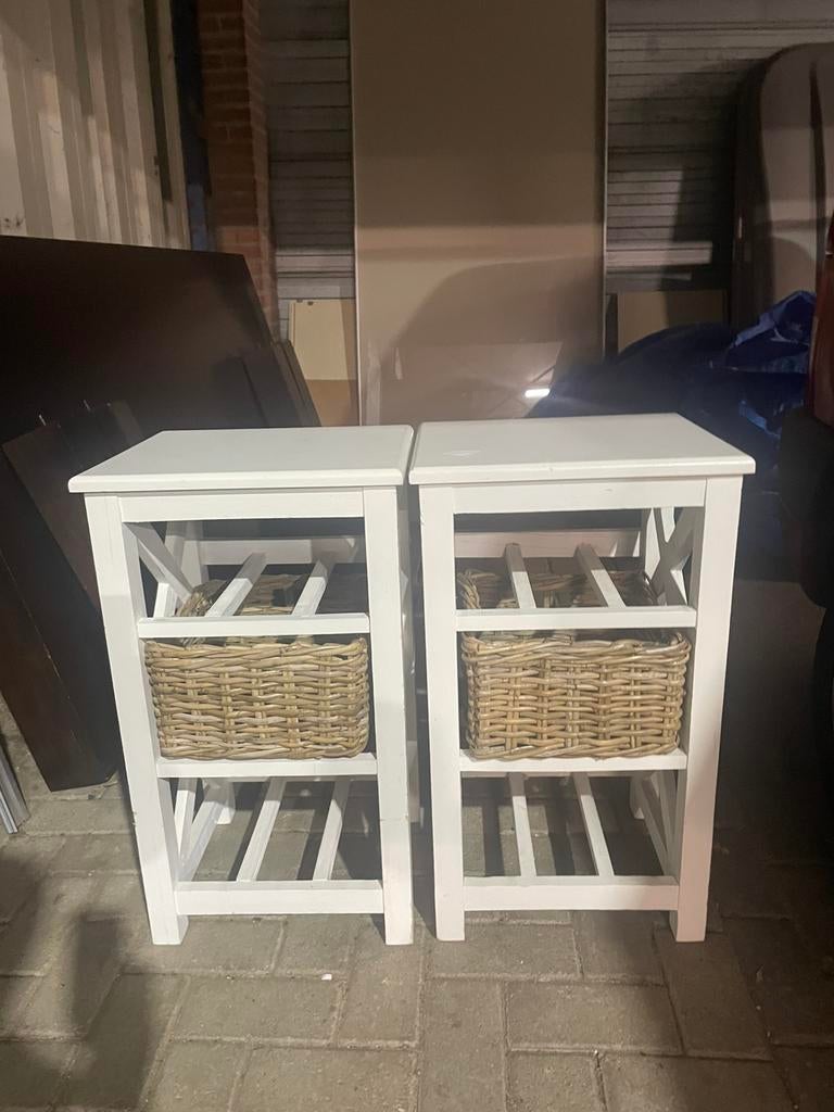 2x Hemnes nachtkastje wit met rieten manden van IKEA, Ophalen of Verzenden, Zo goed als nieuw, Minder dan 45 cm