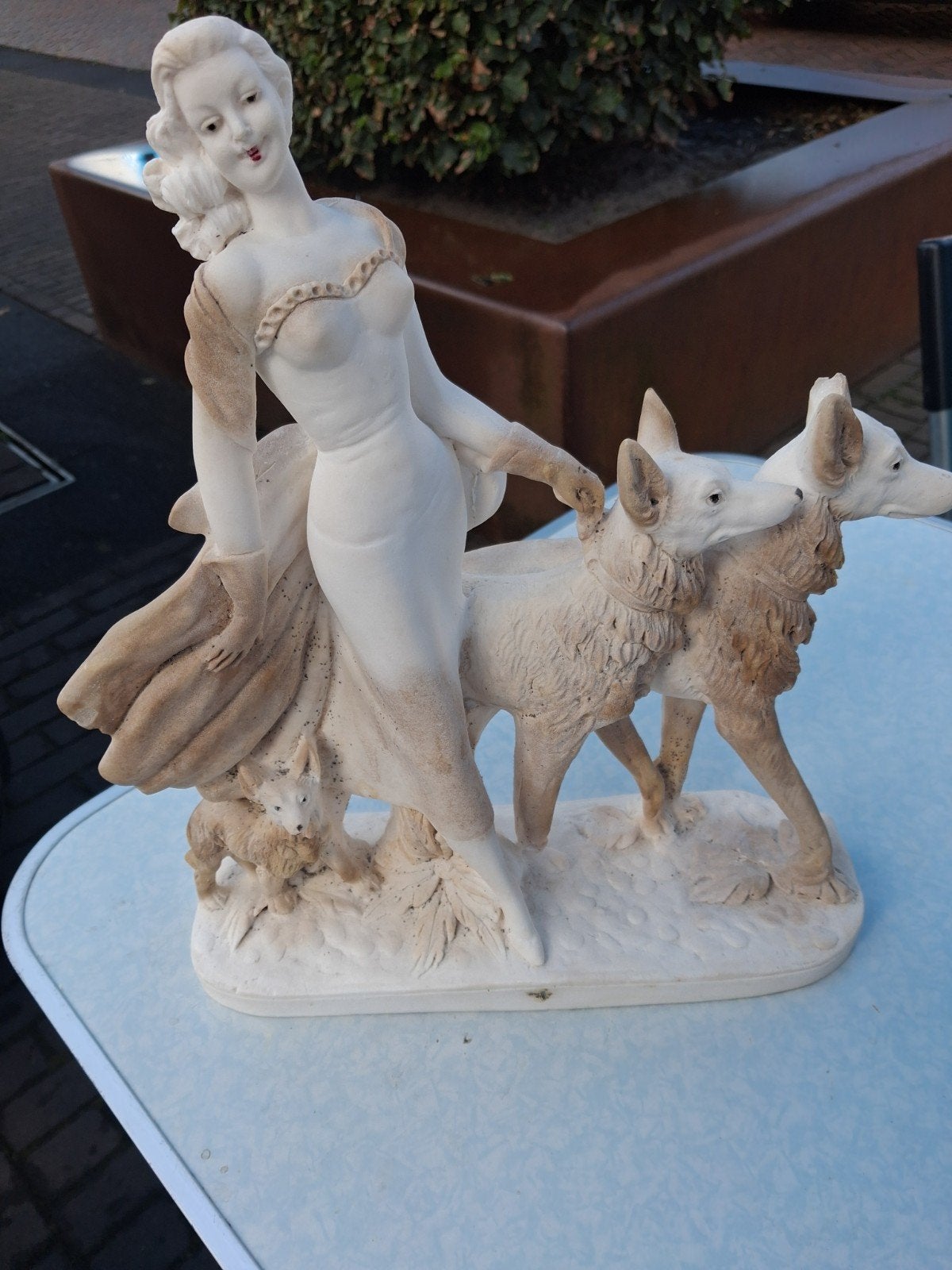 Beeld van vrouw met honden, klassieke stijl, Ophalen of Verzenden, Handgemaakt, 20 - 50 cm, Steen of Keramiek
