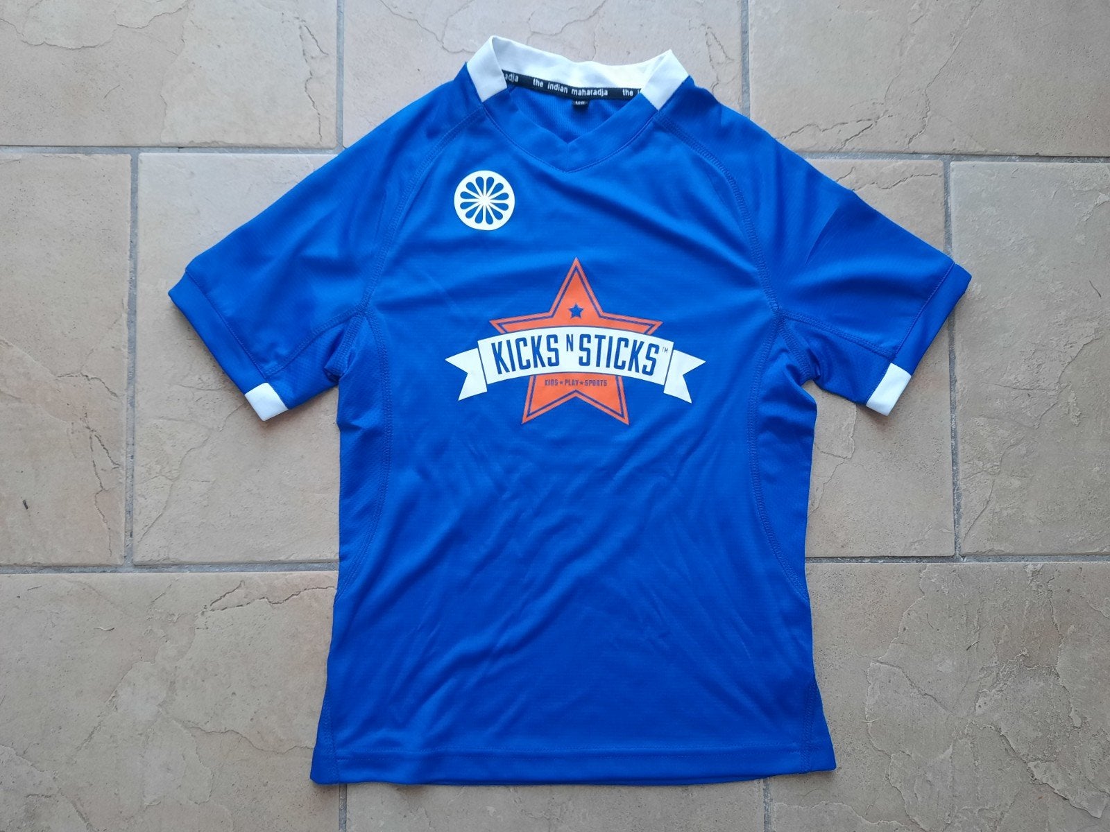 The Indian Maharadja: leuk shirt Kicks n Sticks maat 128, Ophalen, The Indian Maharadja, Jongen of Meisje, Zo goed als nieuw