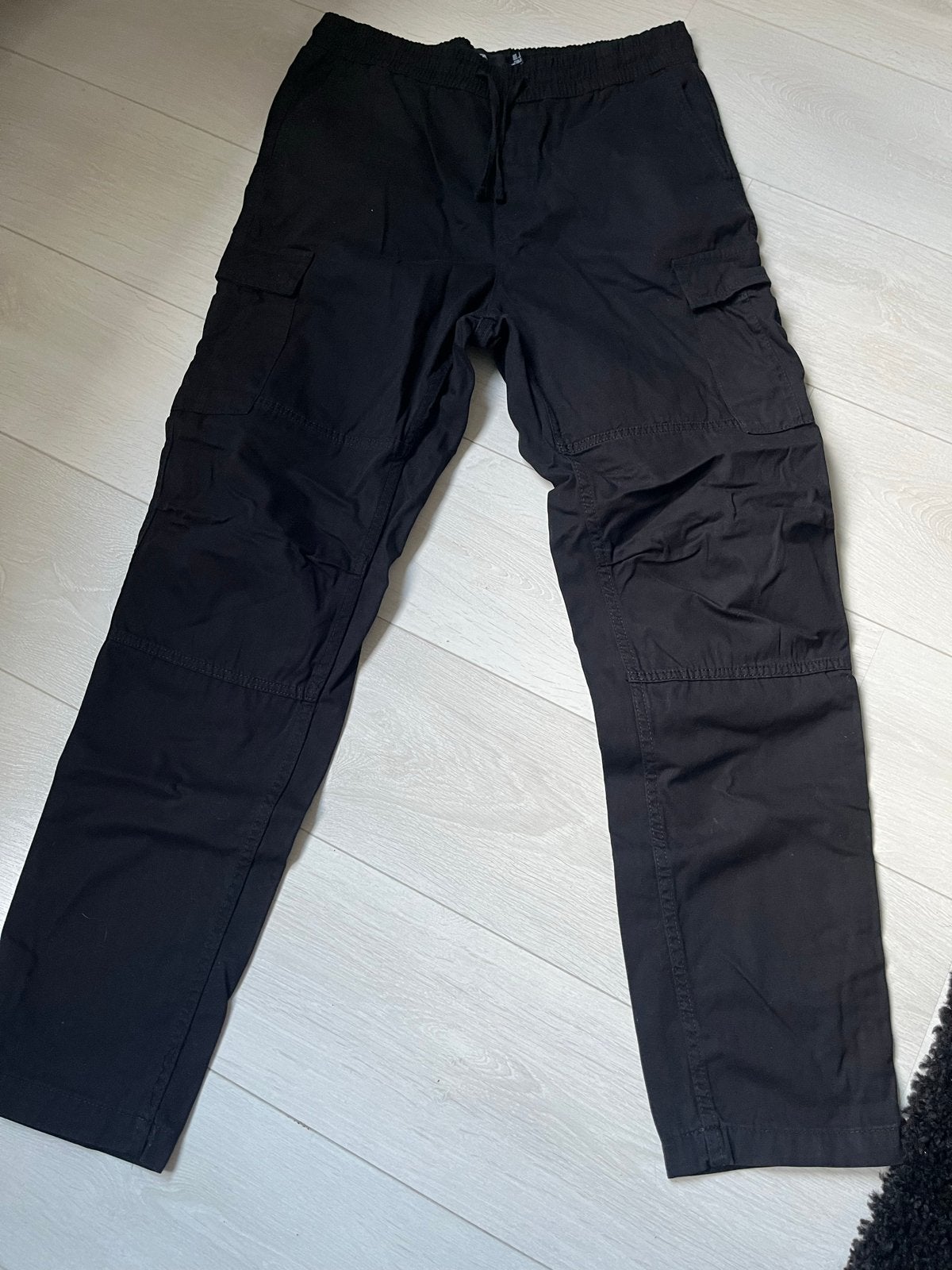 Bershka Cargo Broek Maat L Zwart, Ophalen of Verzenden, Zo goed als nieuw, Maat 52/54 (L), Zwart