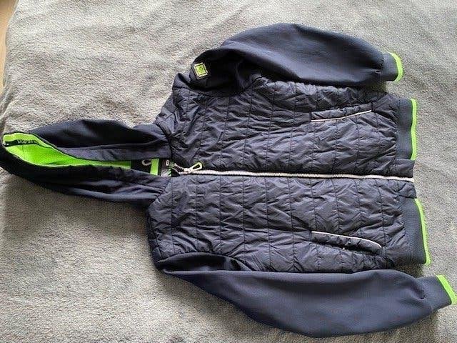 WE Fashion donkerblauwe softshell jas met felgroene details, Ophalen of Verzenden, Zo goed als nieuw, Jas, Jongen