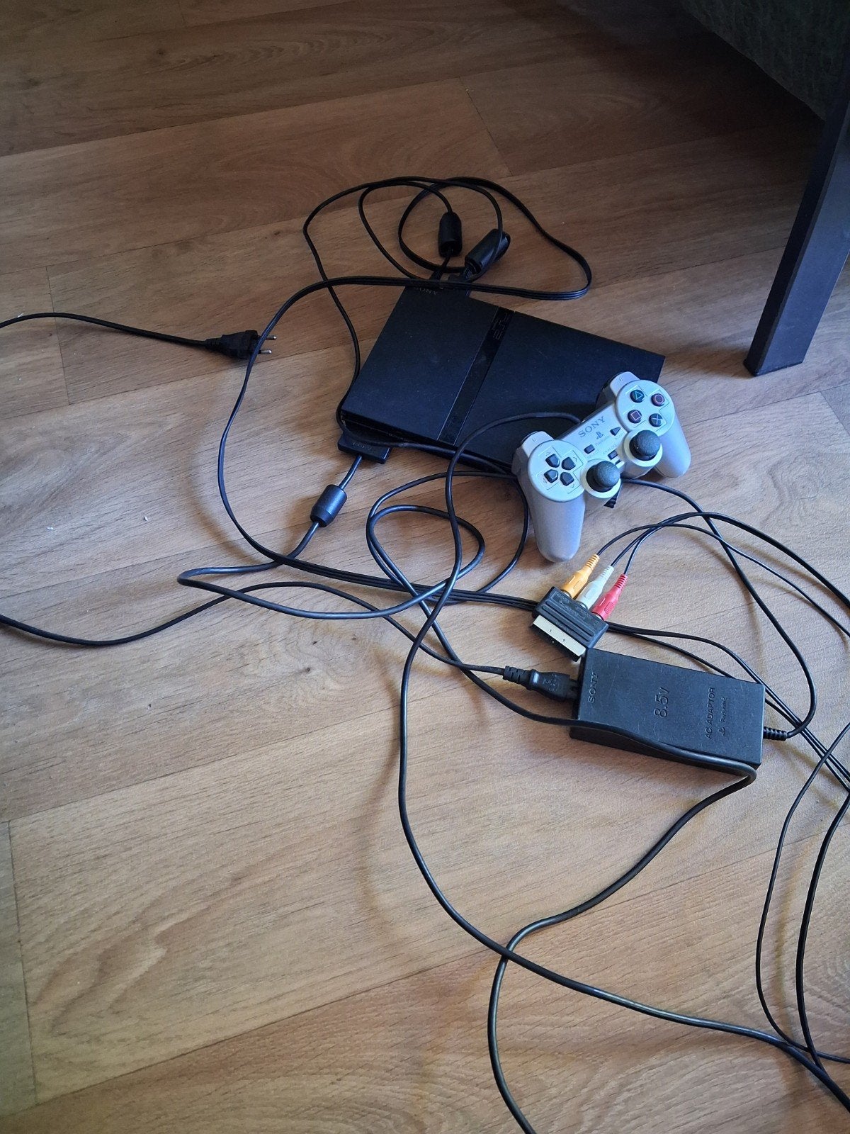 Sony PlayStation 2 Slim (PS2) met controller en kabels, Spelcomputers en Games, Spelcomputers | Sony PlayStation 2, Gebruikt, Zwart