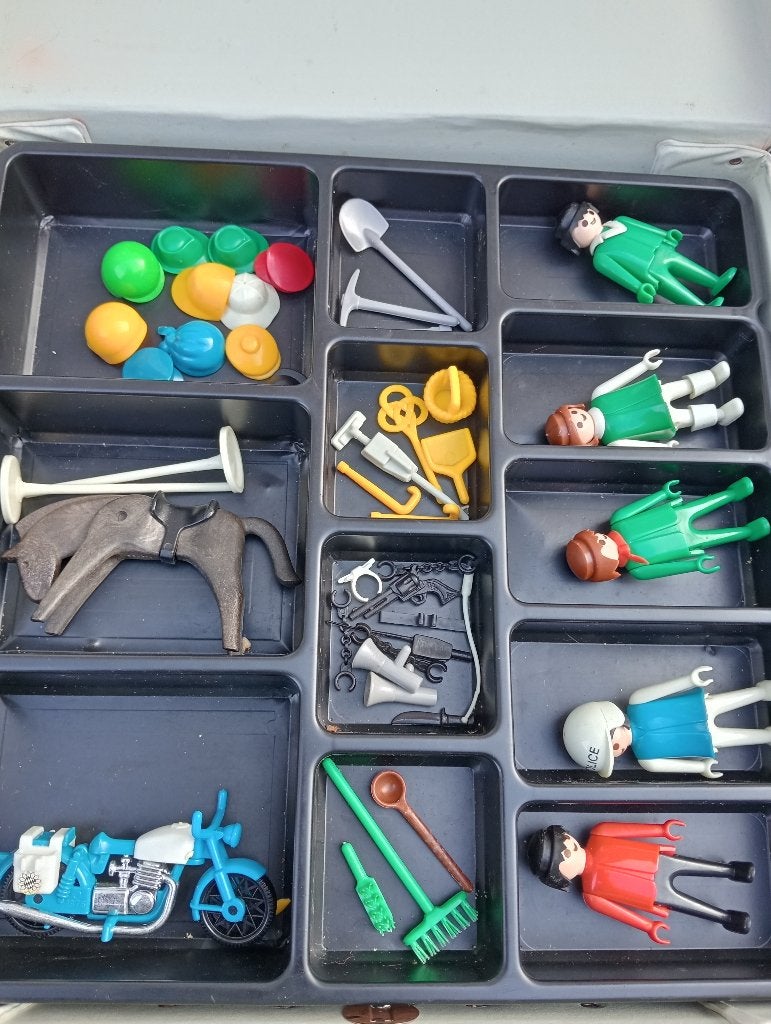 Foto 5 van vintage playmobil koffer met poppetjes en diverse assoires