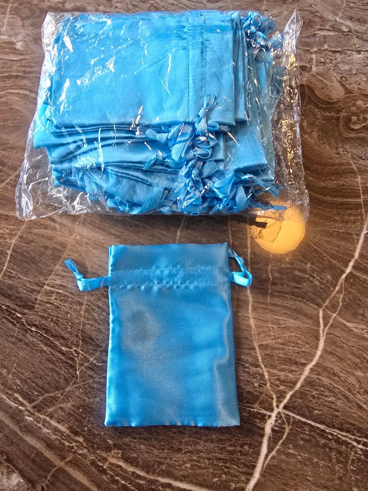 60x Blauwe satijnen zakjes 9x12 cm – cadeau / sieraden / bed, Ophalen of Verzenden, Nieuw, Geboorte of Huwelijk