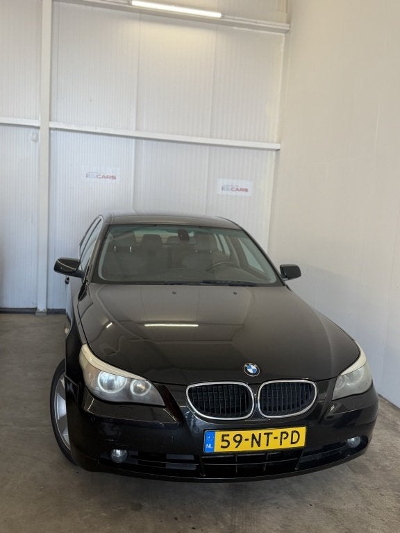 BMW 5 Serie 525i Executive (bj 2004, automaat), Auto's, Automaat, Gebruikt, 2000 kg, Zwart