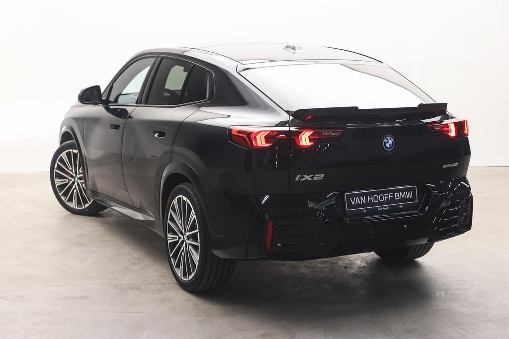 BMW iX2 eDrive20 M Sport / Panoramadak / Sportstoelen / M Ad, Auto's, BMW, IX2, Zwart, Leder, Nieuw