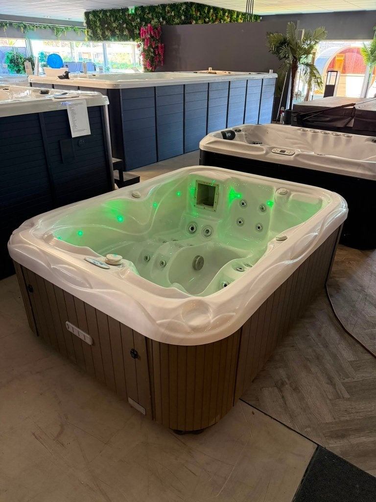 MyLine Spa 2/3-Persoons – 2 Ligplaatsen – 160 x 210 cm, Tuin en Terras, Bubbelbaden en Hottubs, Ophalen, Zo goed als nieuw, Trap