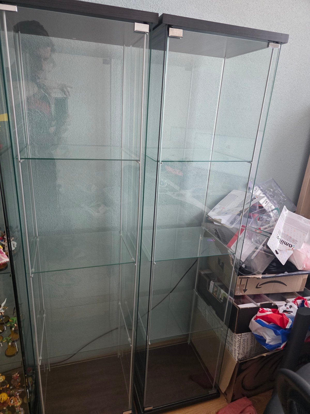 Twee IKEA Detolf vitrinekasten, Ophalen, Minder dan 50 cm, Glas, Modern