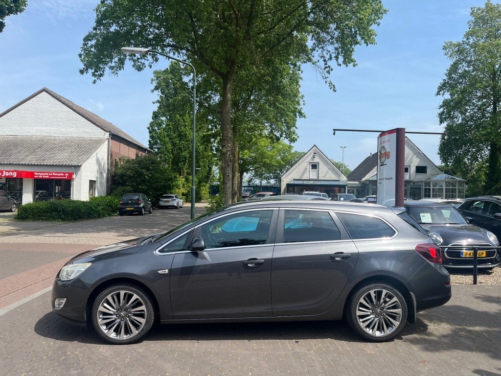 Opel ASTRA SPORTS TOURER 1.4 TURBO COSMO 140PK / NAVI / CRUI, Voorwielaandrijving, Euro 5, Gebruikt, Parkeersensor