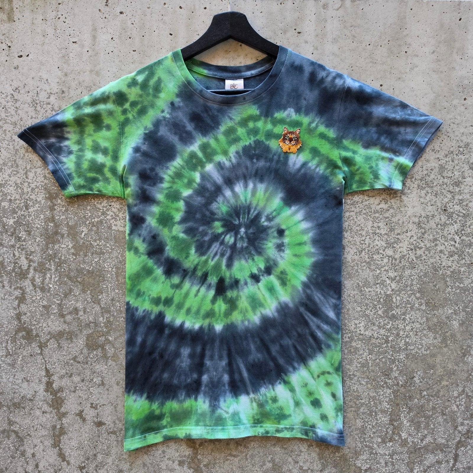 Groen zwart spiral tie dye met Maine coon kat tshirt maat XS, Nieuw, Ophalen of Verzenden, Spiral Creaties, Korte mouw
