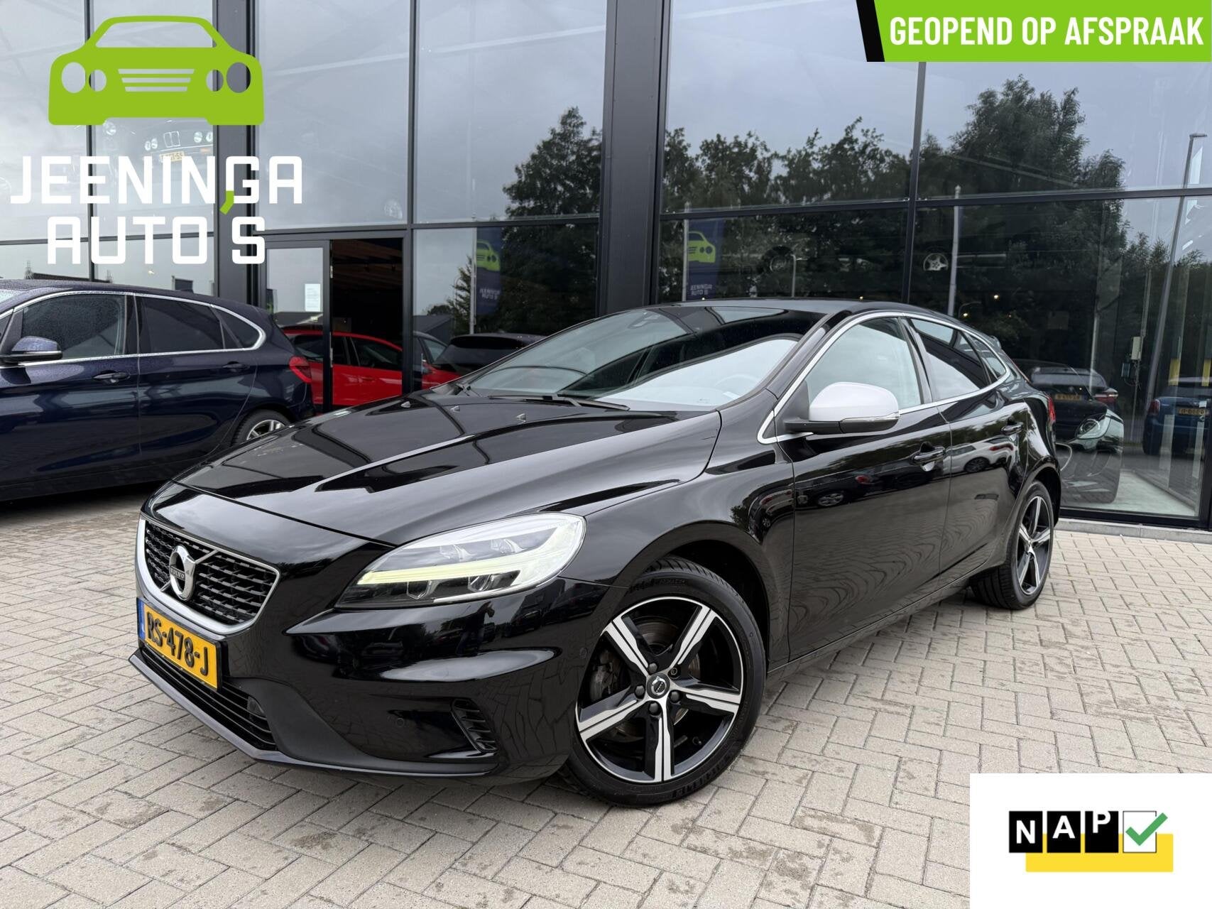 Volvo V40 2.0 T4 R-Design|Camera|Leer|Stoelverwarming|Trekha, Auto's, Voorwielaandrijving, Gebruikt, Zwart, Bedrijf
