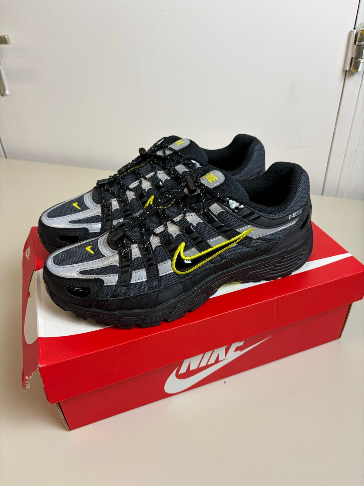 Nike P-6000 Anthracite High Voltage Zwart/Geel Reflective 42, -, Zwart, -, Nieuw