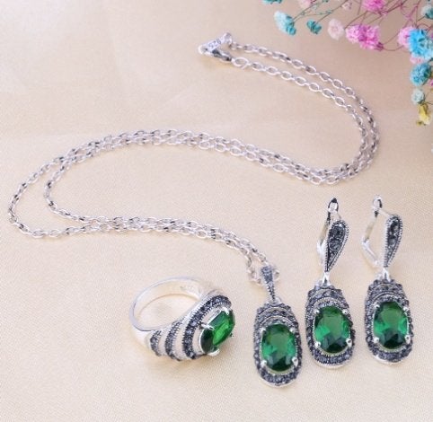 Mooie verzilverd sieraden set met groene kristalen, Met kristal, Nieuw, Ophalen of Verzenden, 17 tot 18