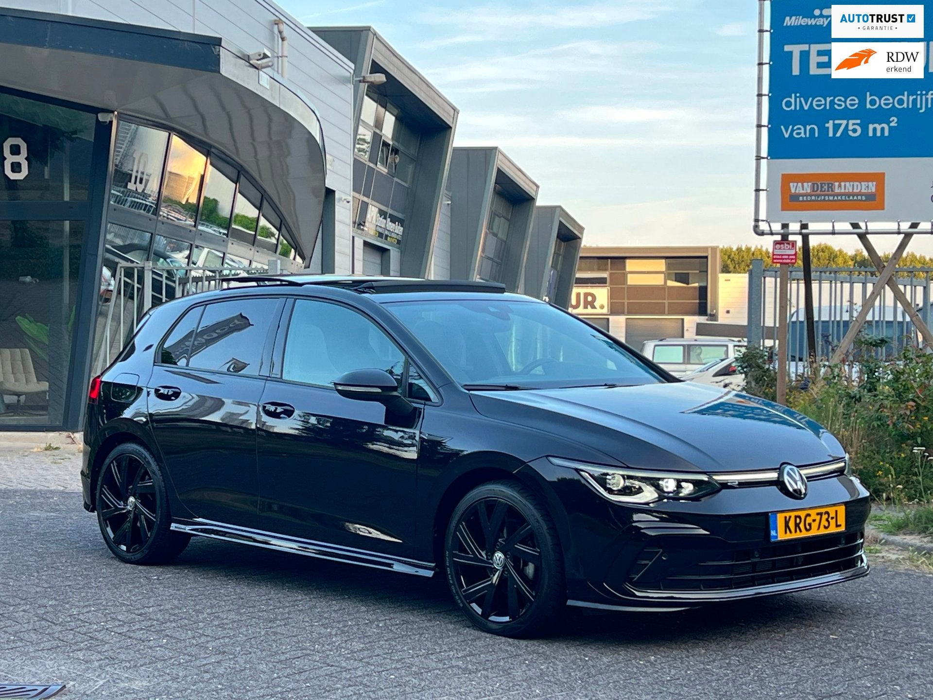 Volkswagen GOLF 8 1.5 eTSI R-Line PANO LED DSG-7 BOM VOLL!, Auto's, Dealer onderhouden, 4 cilinders, Zwart, Bedrijf