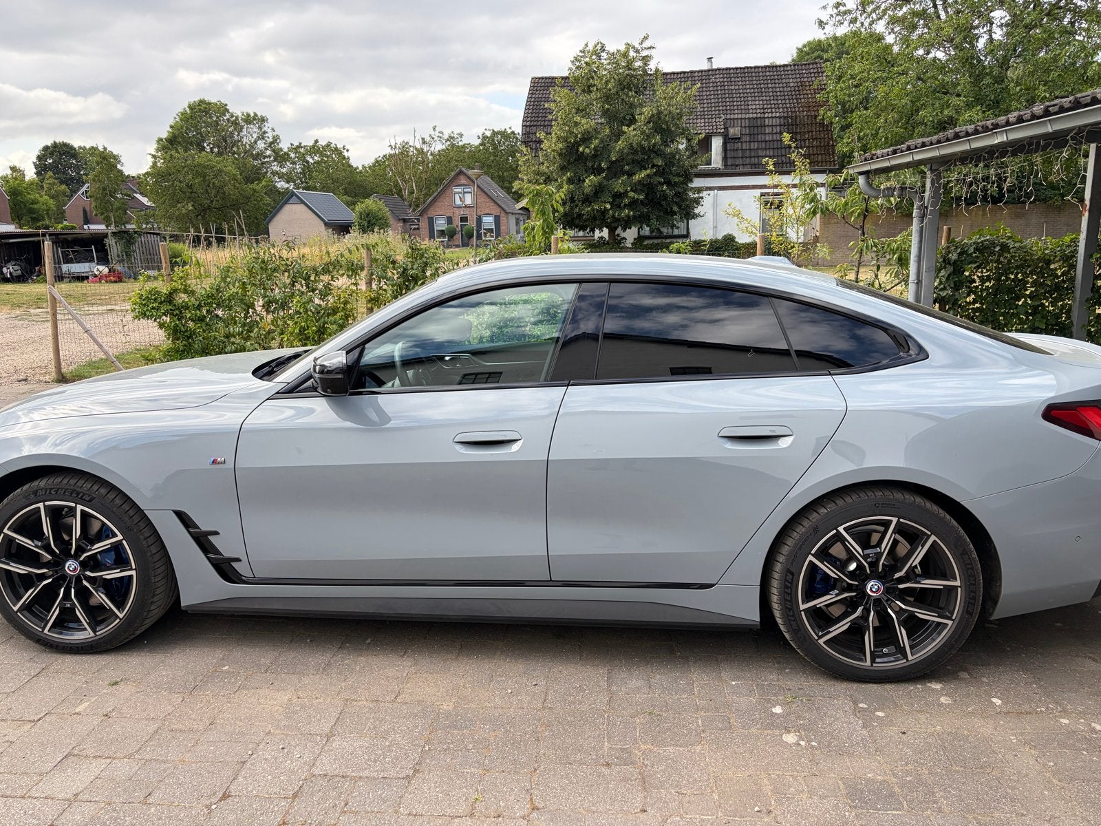 BMW i4 BEV M50 544pk 2022 Grijs, Auto's, BMW, Zwart, 110 €/maand, Elektrisch, 2190 kg