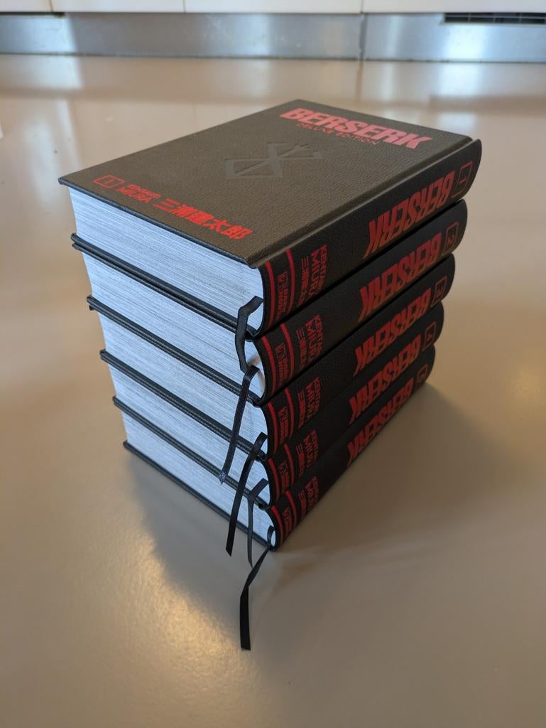 Berserk Deluxe Edition (Engels) - Zo goed als nieuw, Boeken, Kentaro miura, Wereld overig, Ophalen of Verzenden, Zo goed als nieuw
