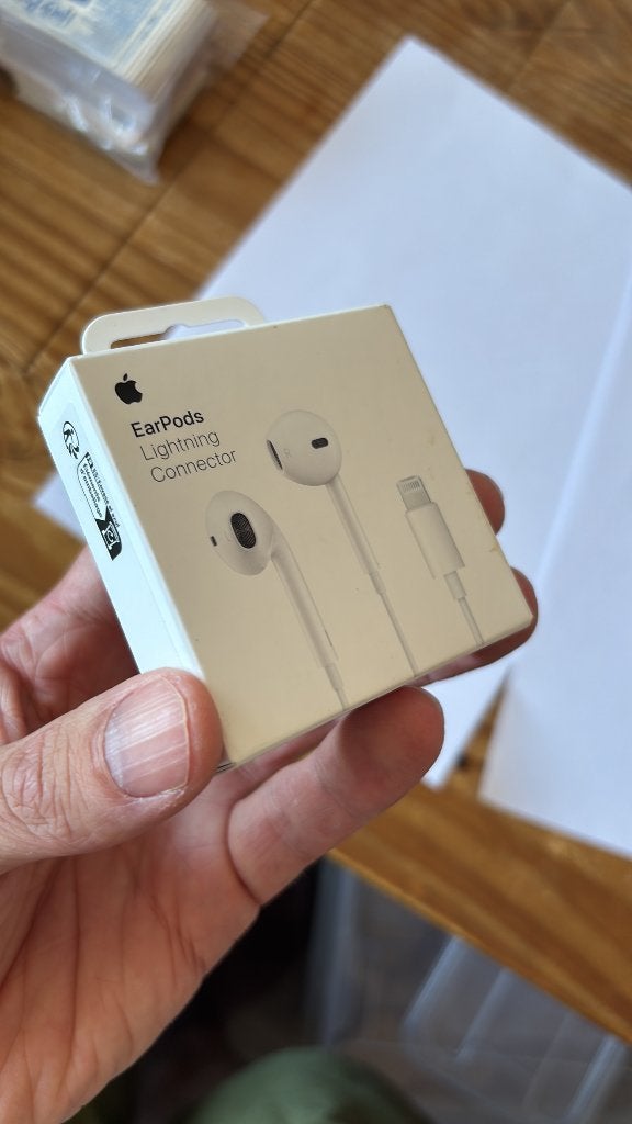 8,- Apple Earpods - Lightning Connector nieuw in doos