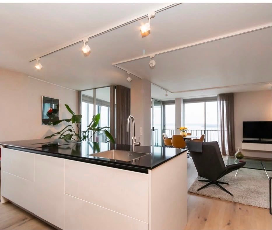 Moderne Keuken met Kookeiland en Inbouwapparatuur, Huis en Inrichting, Keuken | Complete keukens, Ophalen, Gebruikt, Zwart, Graniet of Steen