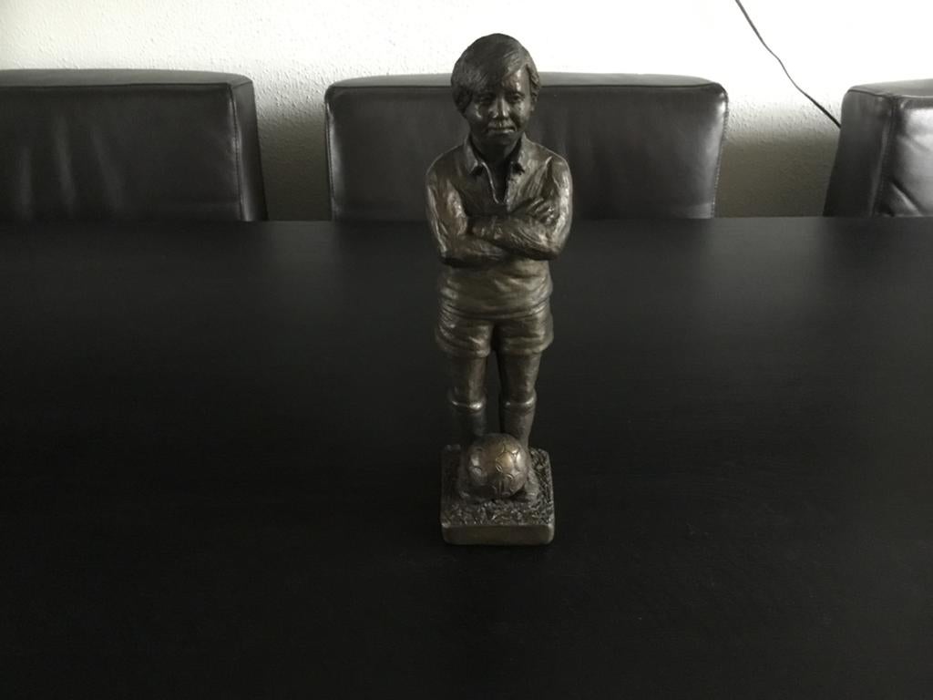 Voetbal beeld, Ophalen