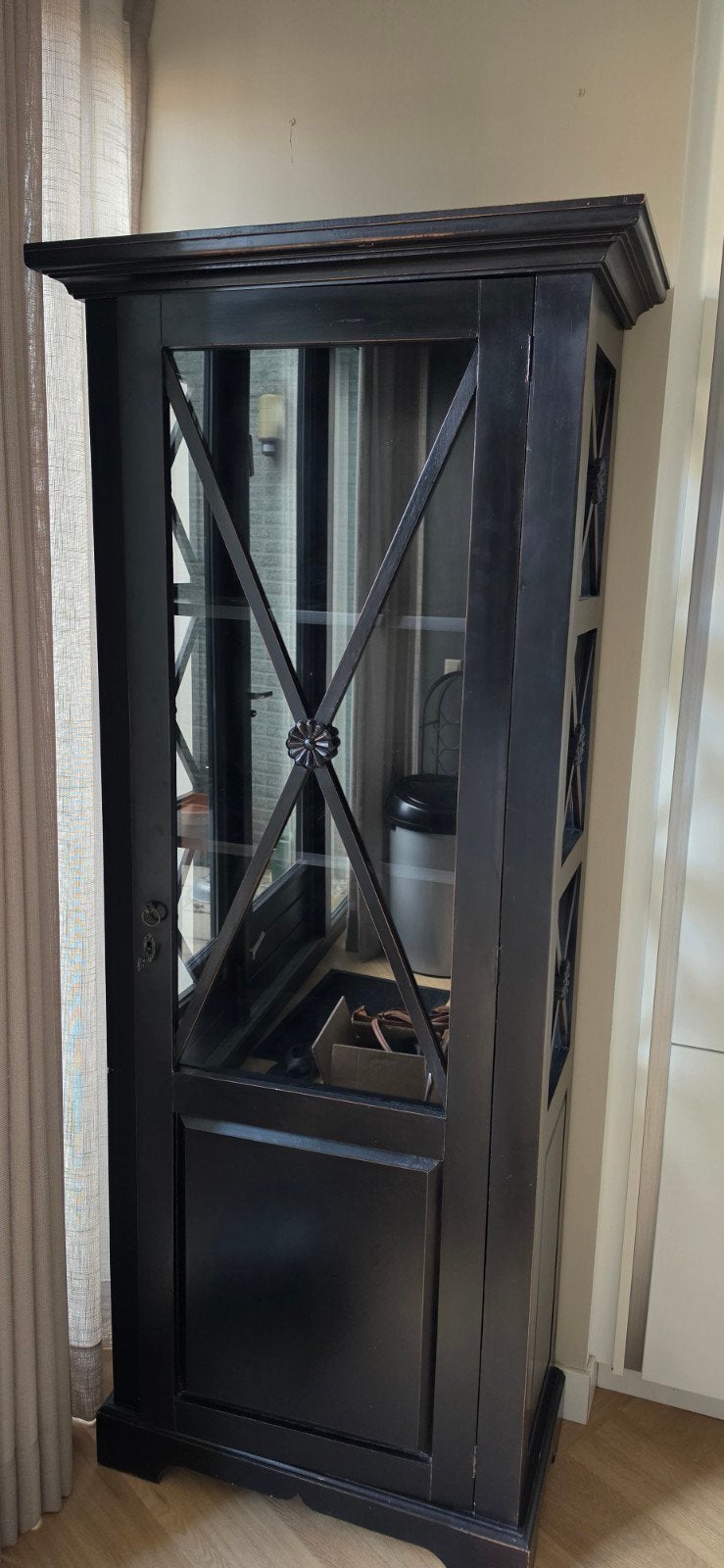 Chique zwarte  vitrinekast, Huis en Inrichting, Kasten | Vitrinekasten, Ophalen, Glas, 50 tot 100 cm, Klassiek, Chique