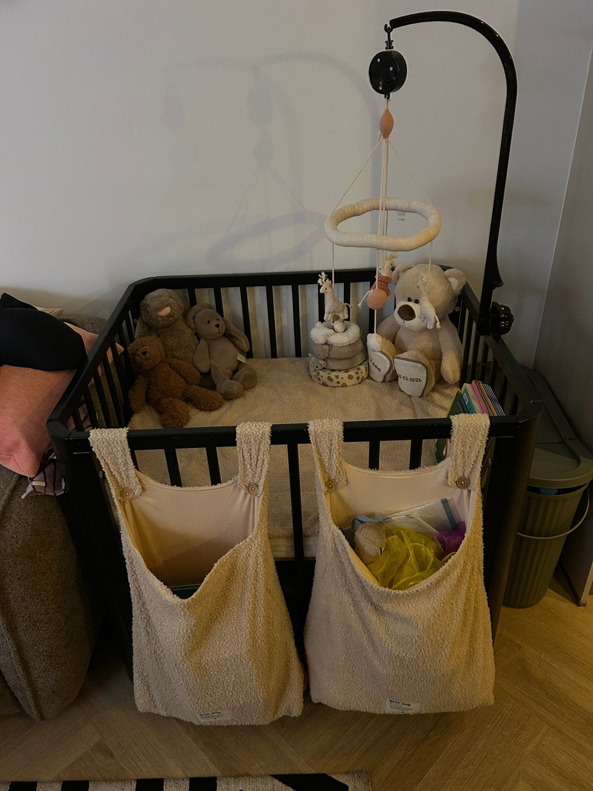 Zwarte box, gebruikt maar in prima staat. Met matras., Ophalen, Gebruikt