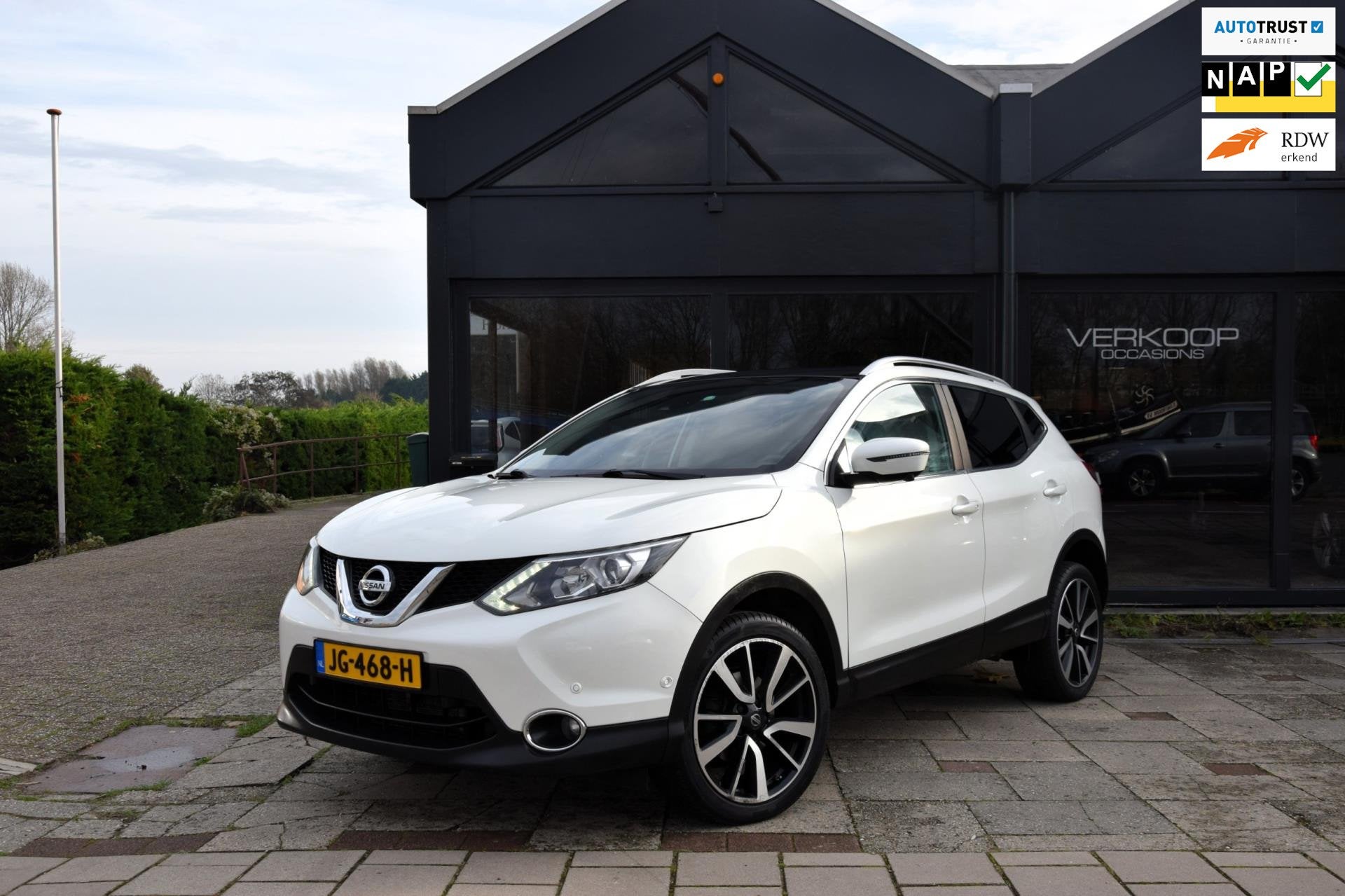 Nissan Qashqai 1.2 Tekna Automaat Achterruit camera 360, Auto's, Gebruikt, 4 cilinders, Wit, Bedrijf