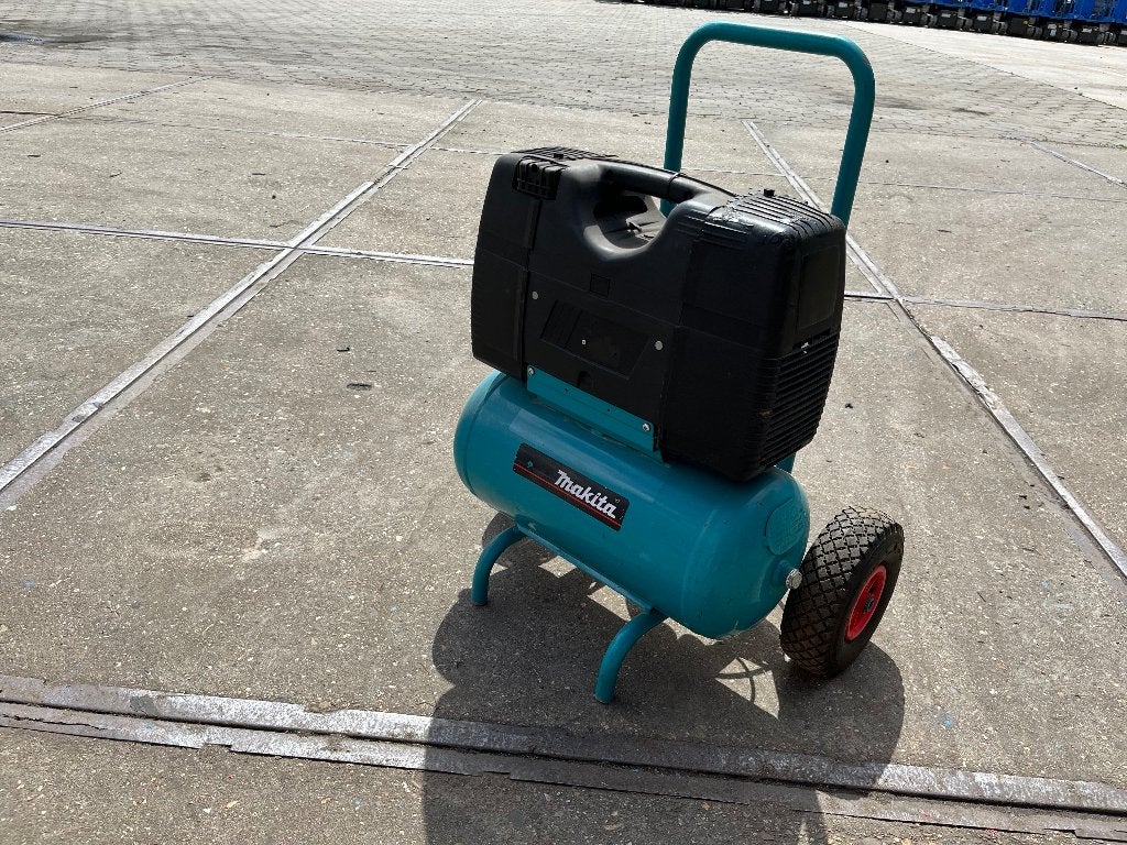 Zeer nette gebruikte compressor Makita AC240, Ophalen, Makita, 6 tot 10 bar, Zo goed als nieuw