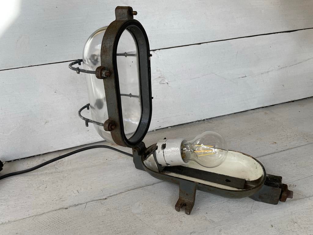 Industriële Gietijzeren Lamp met Prachtig Patina, Ophalen of Verzenden