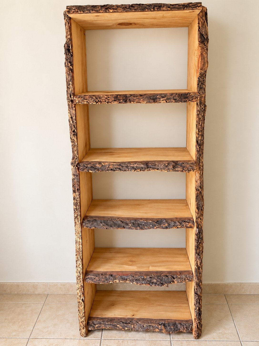 Rustieke houten boekenkast/wijnrek met schorsranden, Huis en Inrichting, Ophalen, Gebruikt, Overige houtsoorten, Met plank(en)