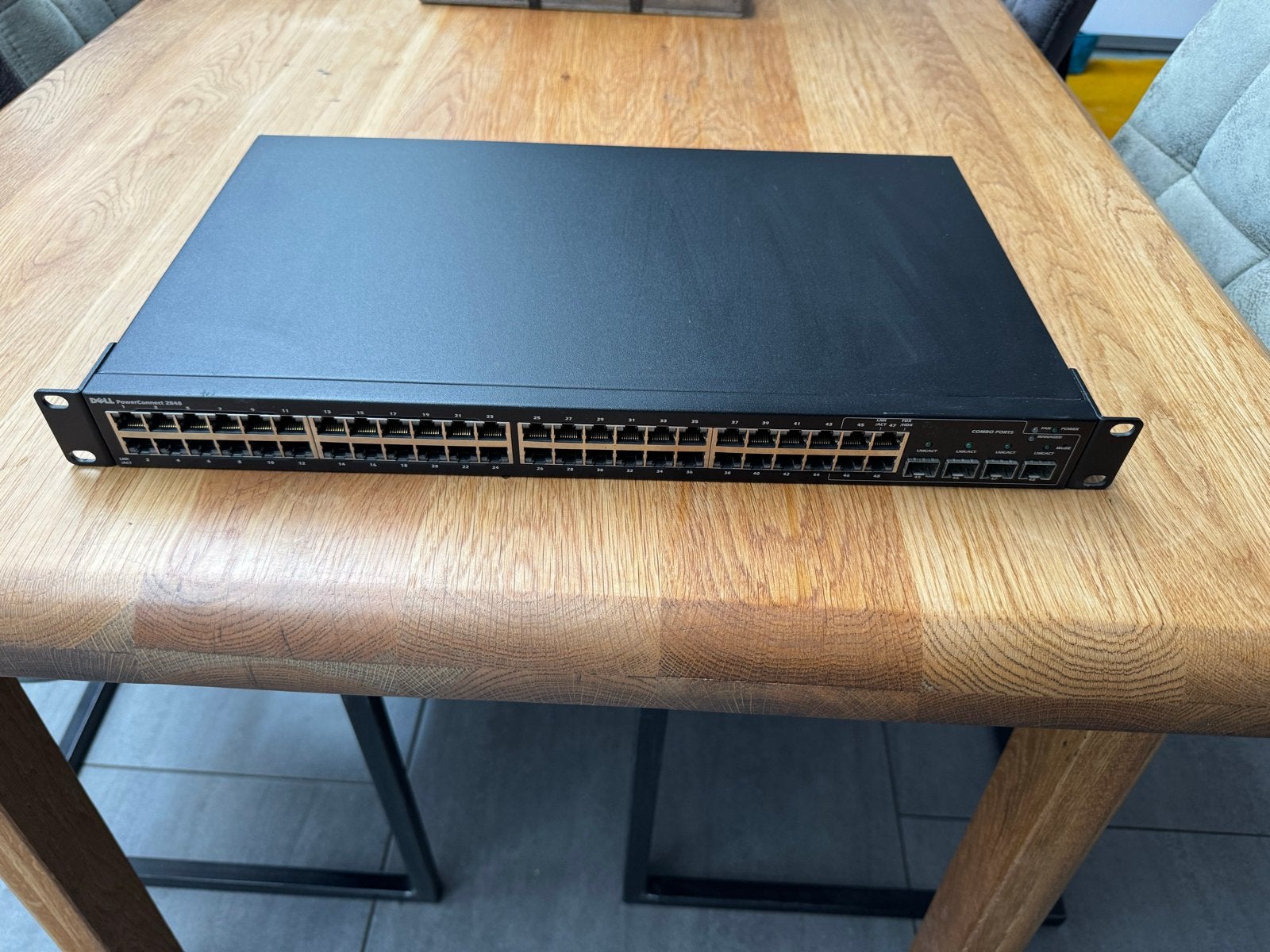 Dell PowerConnect 2848 Gigabit Ethernet Switch, Computers en Software, Netwerk switches, Ophalen of Verzenden, Gebruikt