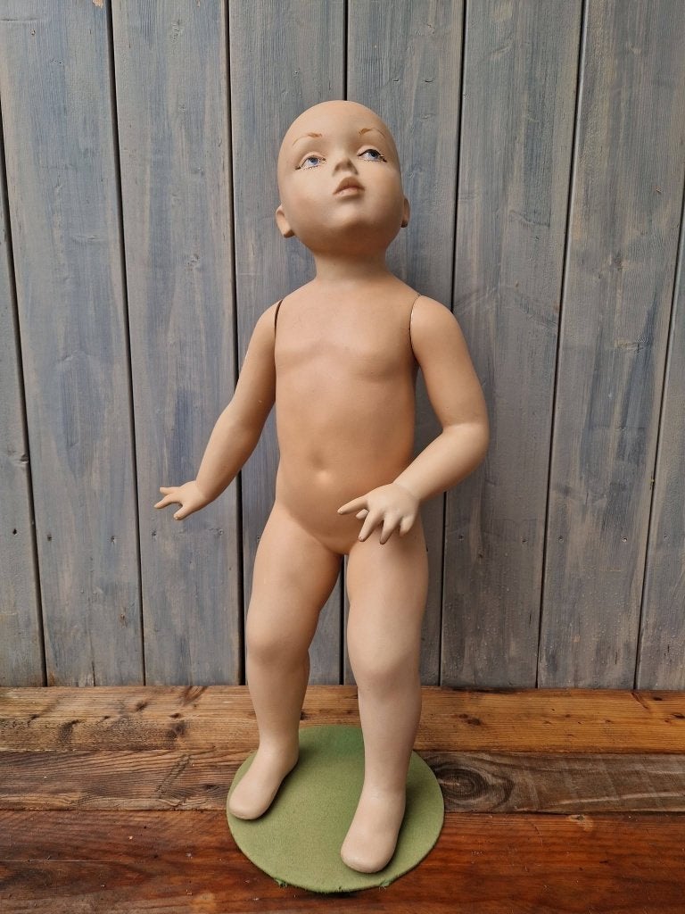 vintage etalagepop kindje 74 cm lang paspop oud museumfiguur, Ophalen of Verzenden, Gebruikt, Pop