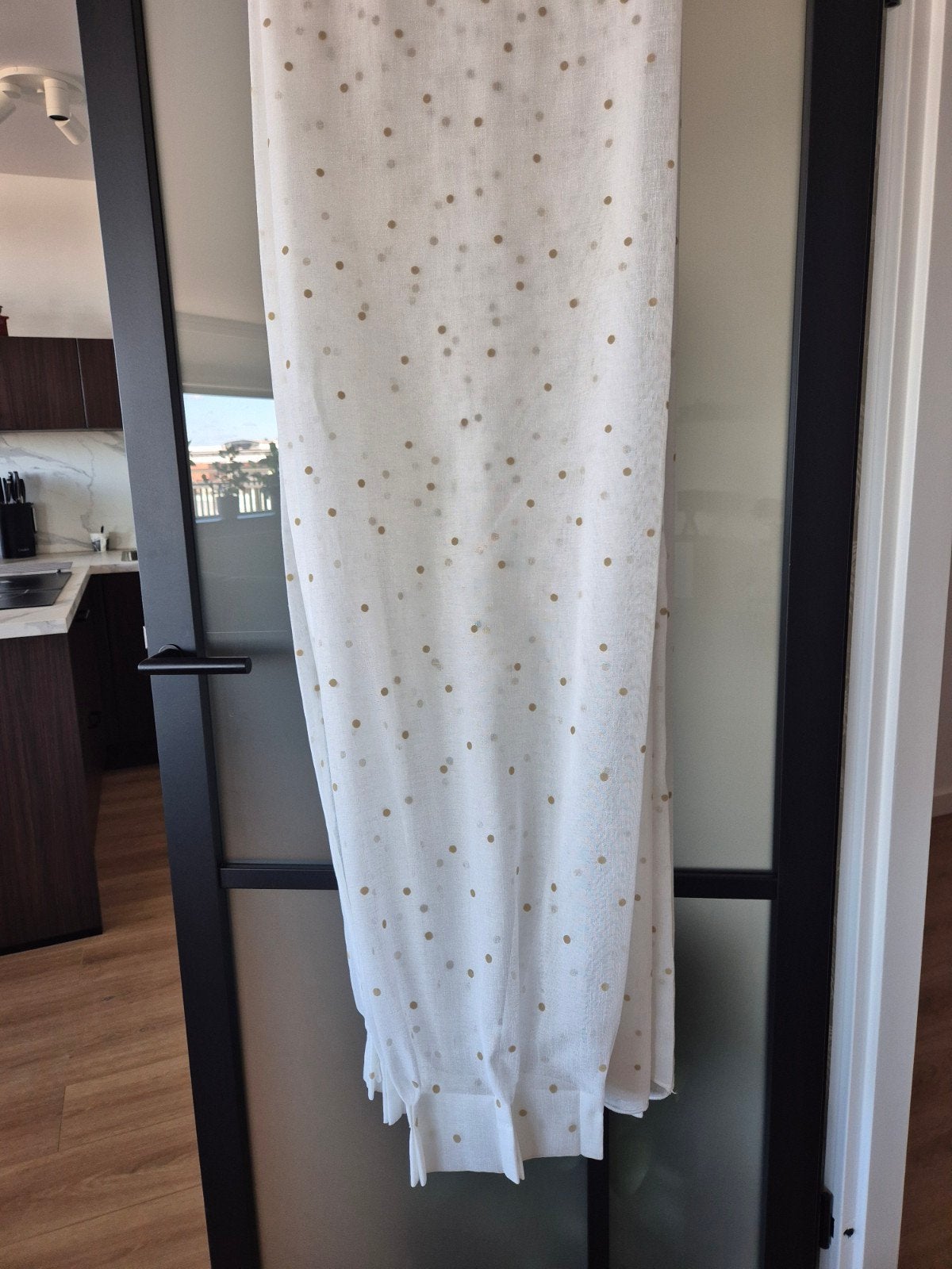 Hema Vitrage met gouden stippen, 140x254cm, Huis en Inrichting, Vitrage, Overige merken, Wit, Nieuw