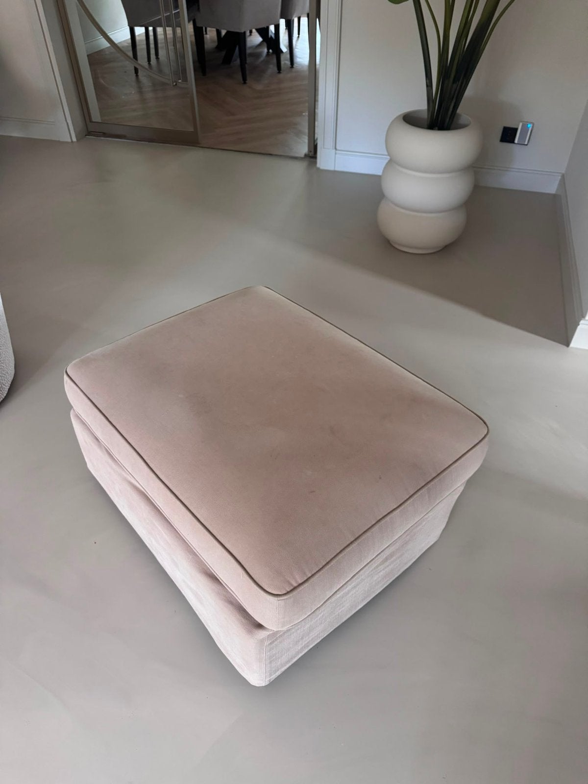 Poef Taupe/ beige, Ophalen, 50 tot 75 cm, Zo goed als nieuw, 75 tot 100 cm