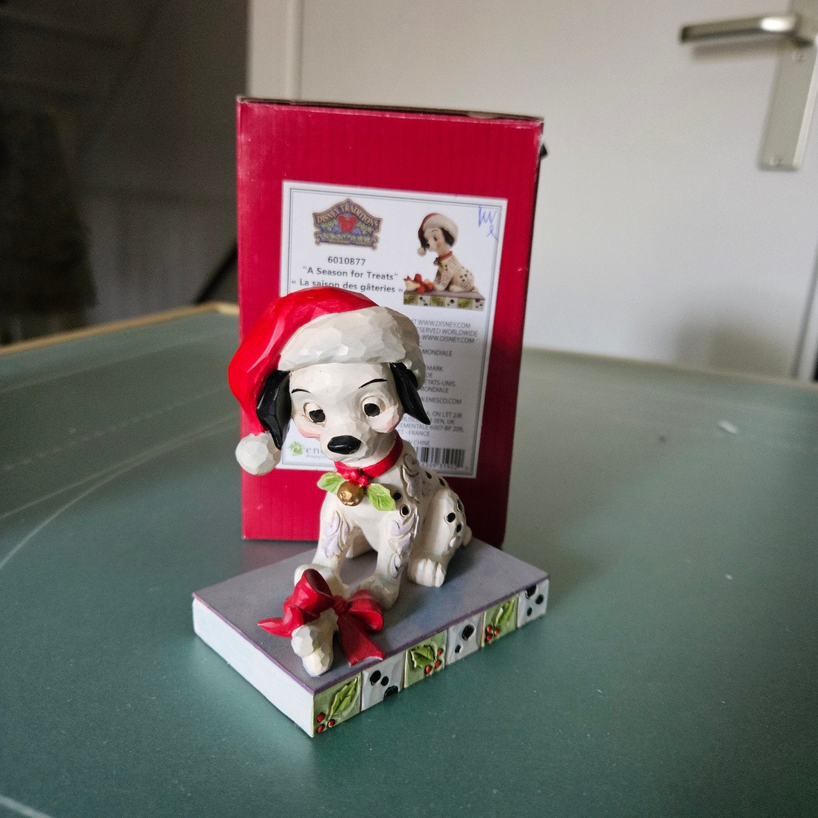 Disney Traditions 101 Dalmatiërs Kerst Lucky, Ophalen of Verzenden, Overige figuren, Nieuw, Beeldje of Figuurtje