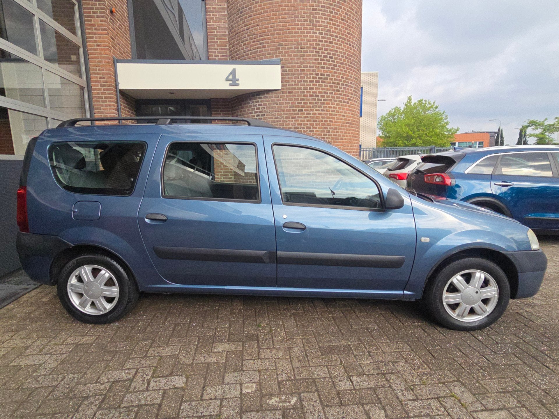 Dacia Logan MCV 1.6-16V Lauréate 7p. Airco |Apk, Auto's, Dacia, Gebruikt, Elektrische ramen, Blauw, 7 stoelen