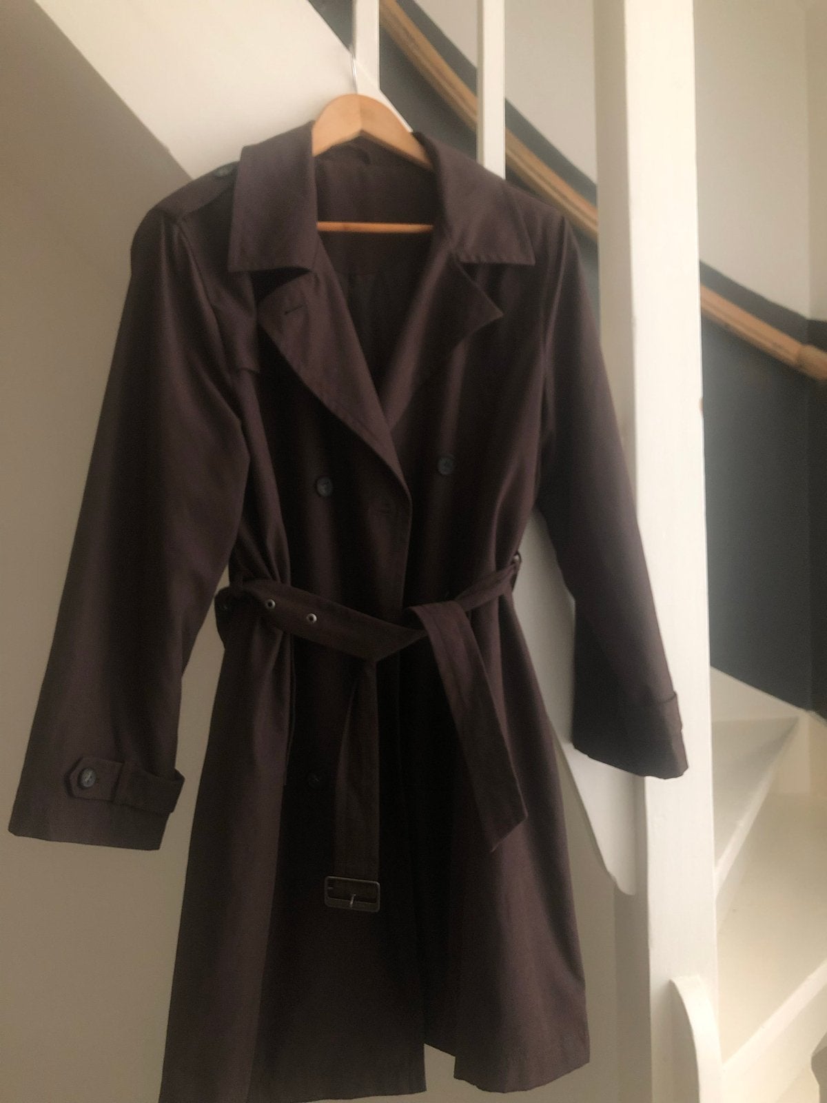 Stijlvolle bruine trenchcoat met ceintuur, Ophalen of Verzenden, Zo goed als nieuw, Maat 38/40 (M), Bruin