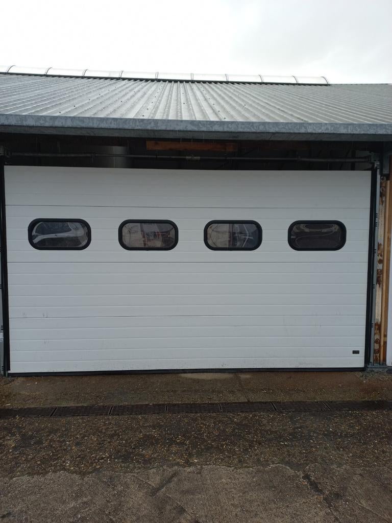 Witte Garagedeur met Ramen - Zo goed als nieuw, Garagedeur, Ophalen of Verzenden, Zo goed als nieuw, 120 cm of meer