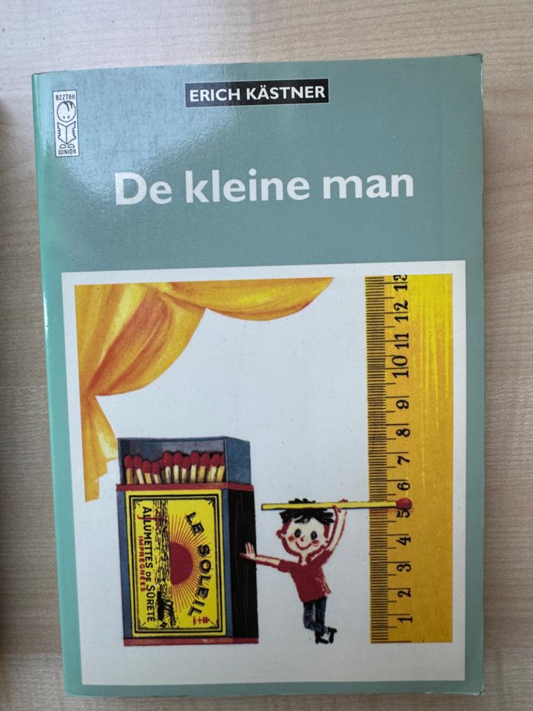 De kleine man - Erich Kästner (Jeugdboek), Boeken, Ophalen of Verzenden, Gelezen, Fictie