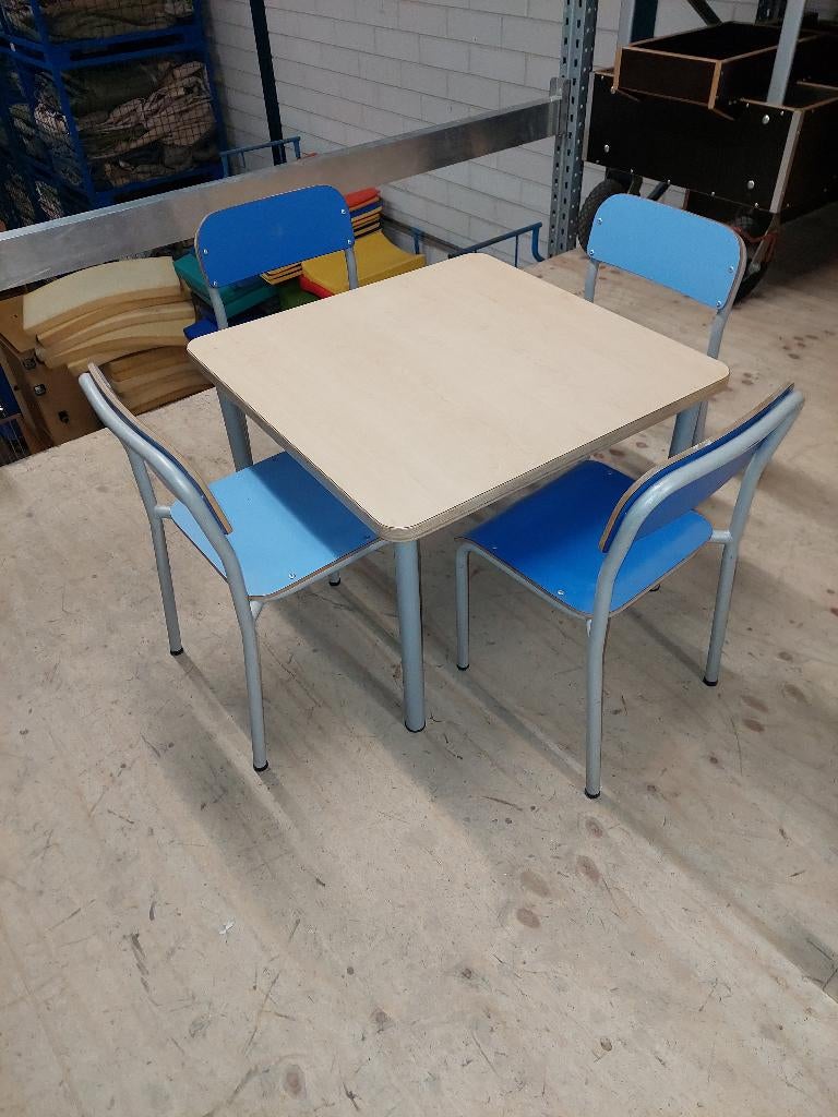 Vierkante tafel met 4 stoeltjes - dreumes / peuter, Ophalen, Zo goed als nieuw, Tafel(s) en Stoel(en)