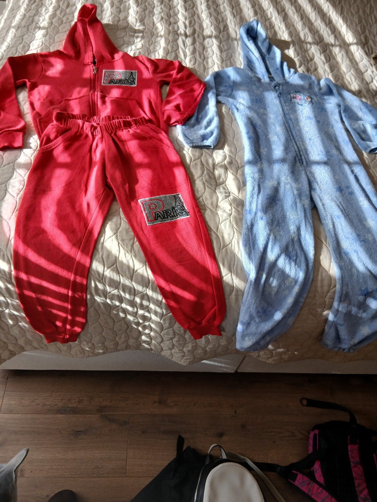 2x Pakje: Frozen onesie & Rood trainingspakje (maat 134), Ophalen of Verzenden, Gebruikt, Meisje, Setje