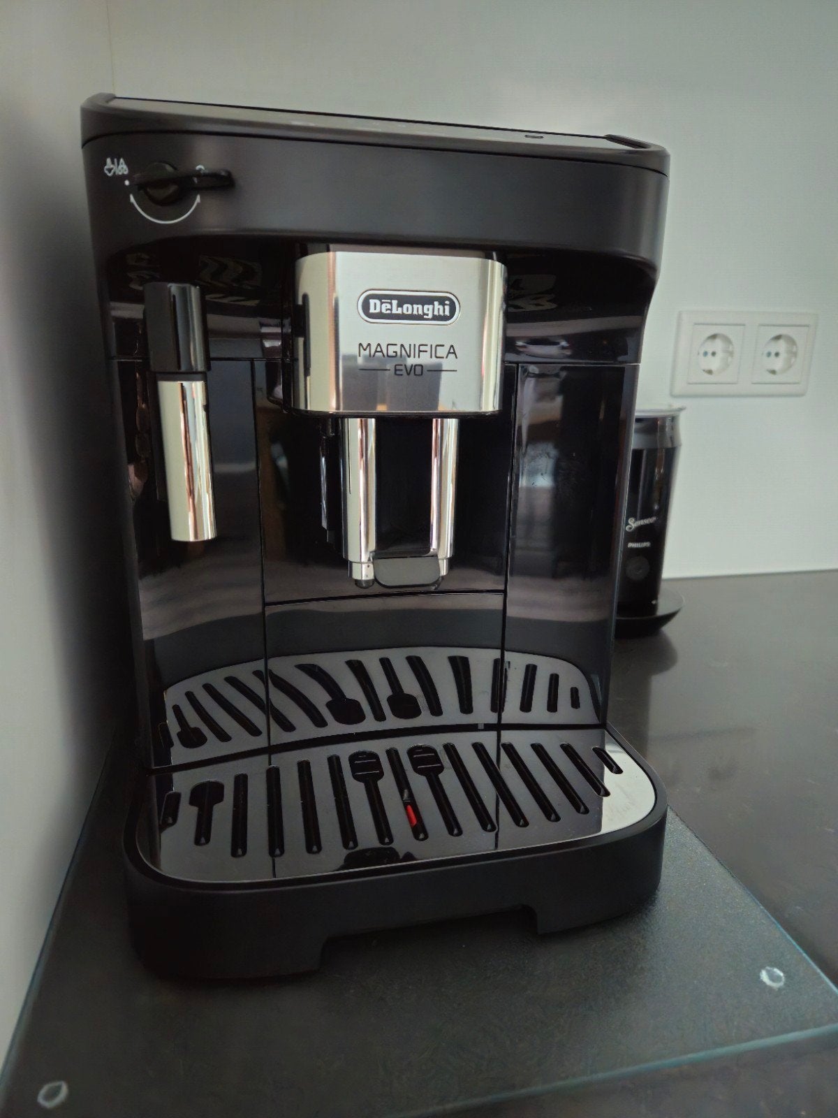 De'Longhi Magnifica Evo volautomatische espressomachine, Espresso apparaat, Zo goed als nieuw, 4 tot 10 kopjes, Afneembaar waterreservoir