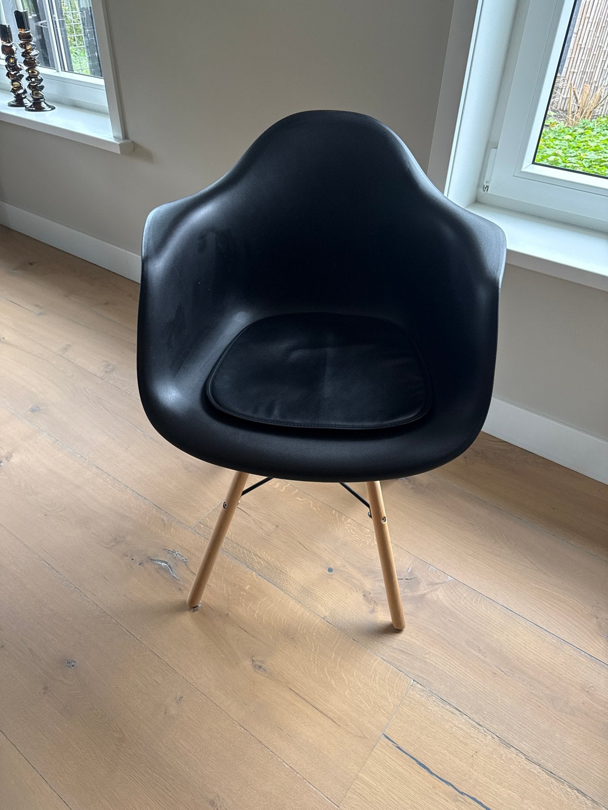 Zwarte stoel met houten poten, Ophalen, Zwart, Zo goed als nieuw, Eén